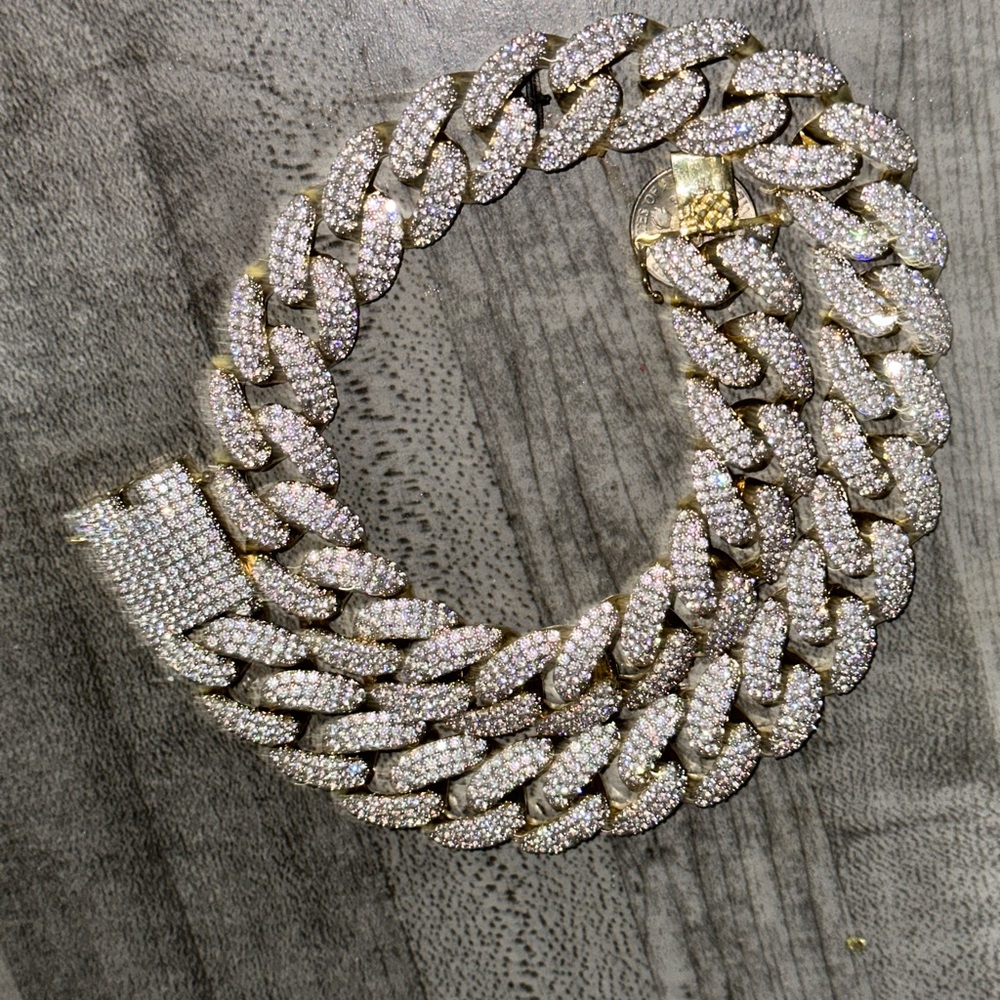 Cuban Link Necklace 16 in. 14k Yellow Gold , crystals not diamonds. Paid 700$